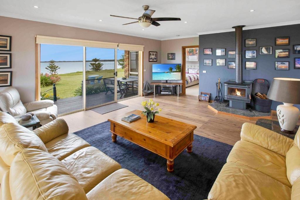 Tambo Escape, Tambo Bay