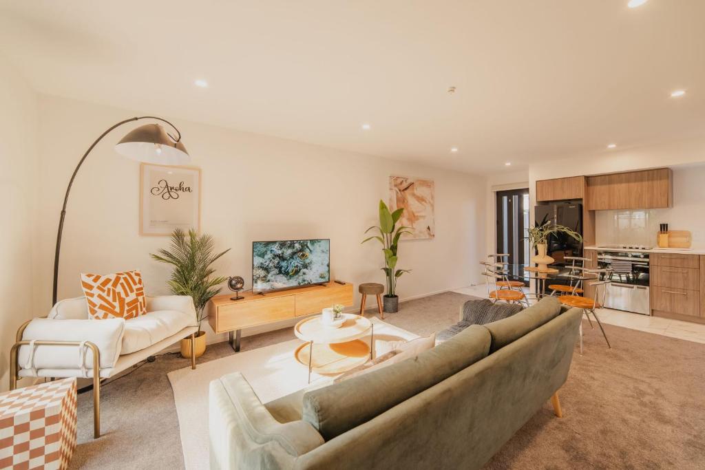 Designer 2BR Flat - Outdoor Sitting & Cozy Ambiance, Christchurch