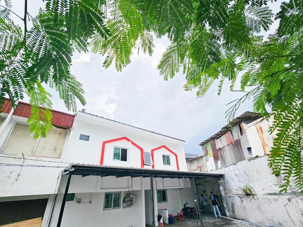 Entrance, RedDoorz near Mulyosari in Surabaya