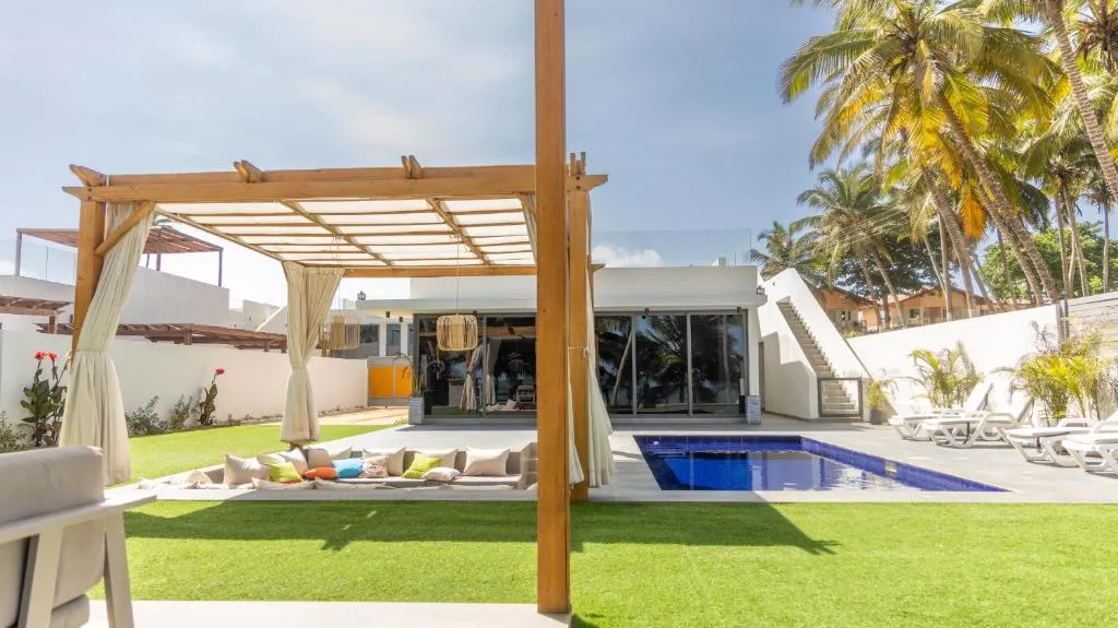 Tills Beach Resort, hotel in Fete