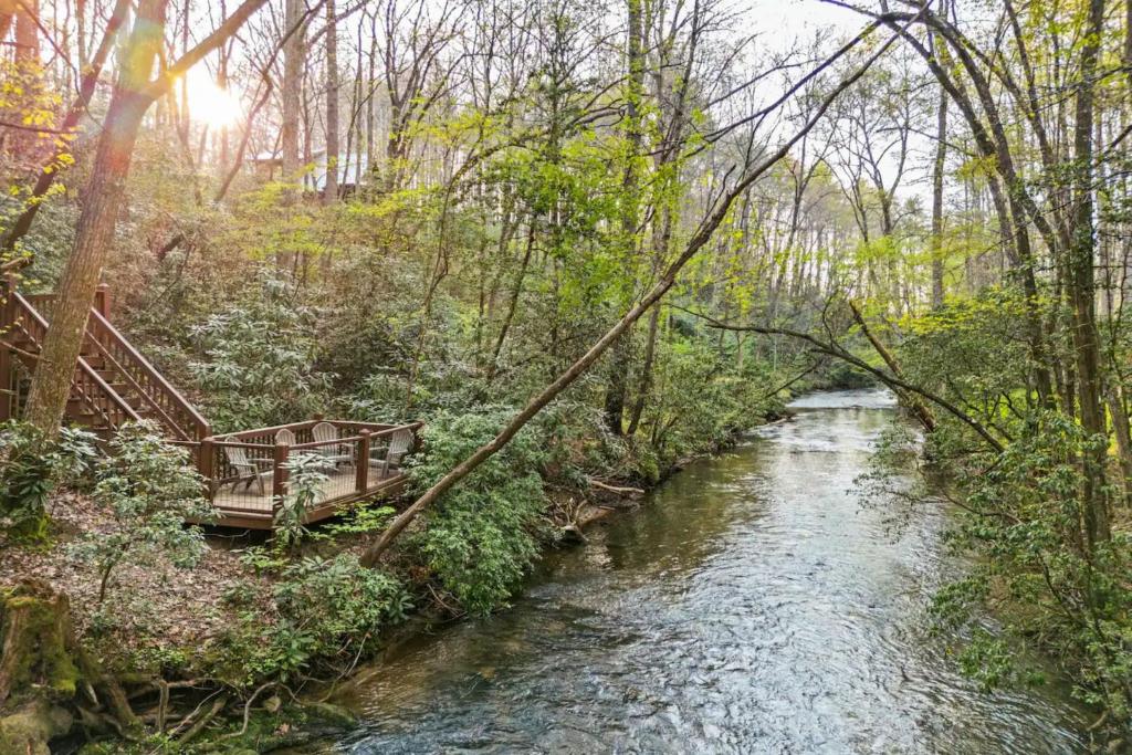 Hemlock Hideaway on the Creek - Nearby creek cozy hot tub and much more, Blue Ridge