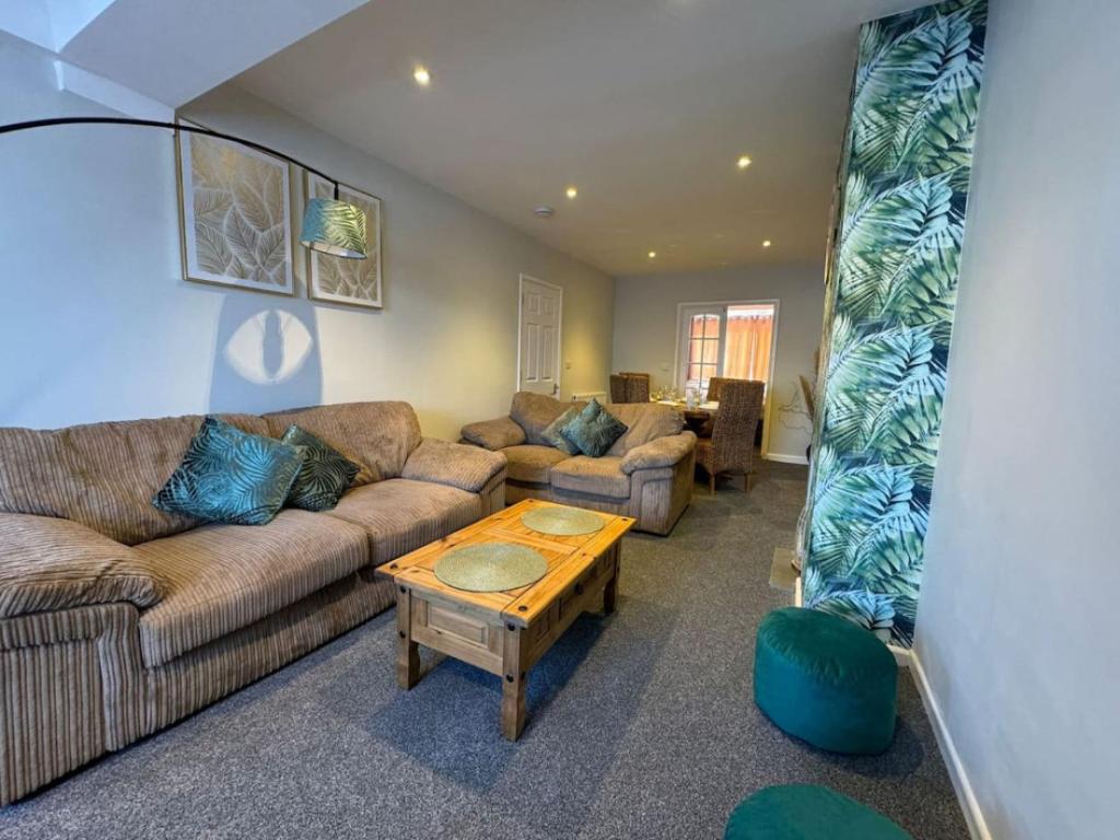 Stratton House, Sleeps 13, 6 bedrooms, Parking, Long Stay Disc, Swindon