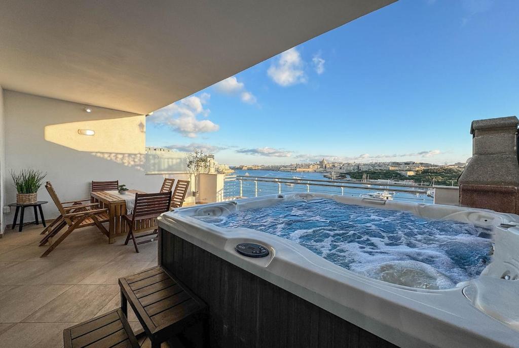 Jacuzzi Terrace Getaway with Valletta Views, Sliema