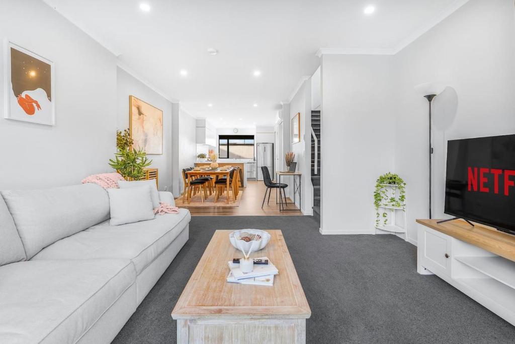 Inner City Spacious, Modern Apartment -By KOSH BNB, Hamilton