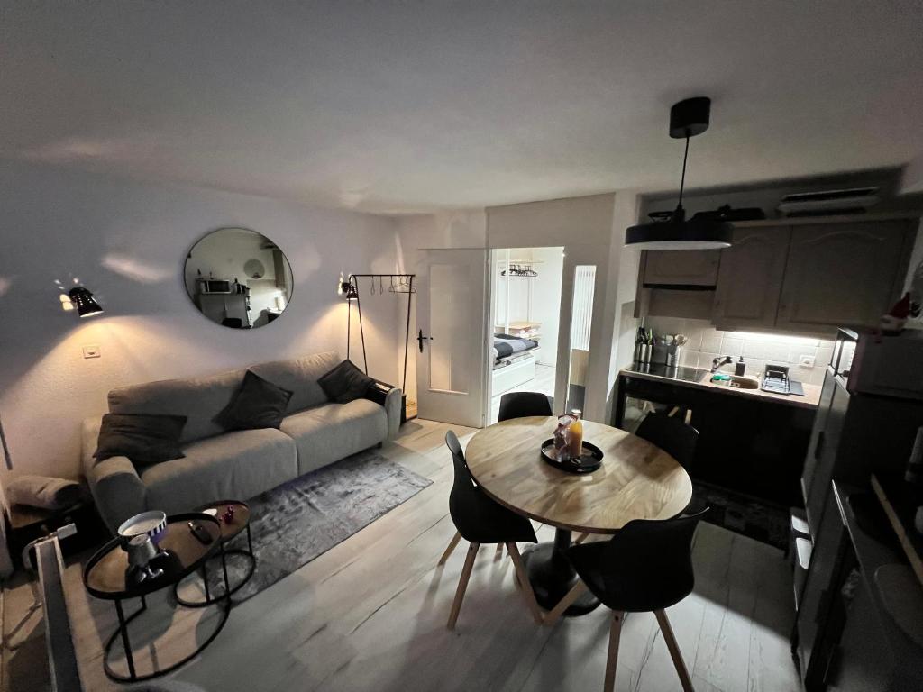 Vincenzo appart, Studio Confortable à Nendaz, accès Direct au Télécabine de Tracouet et Parking Souterrain Inclus - 2