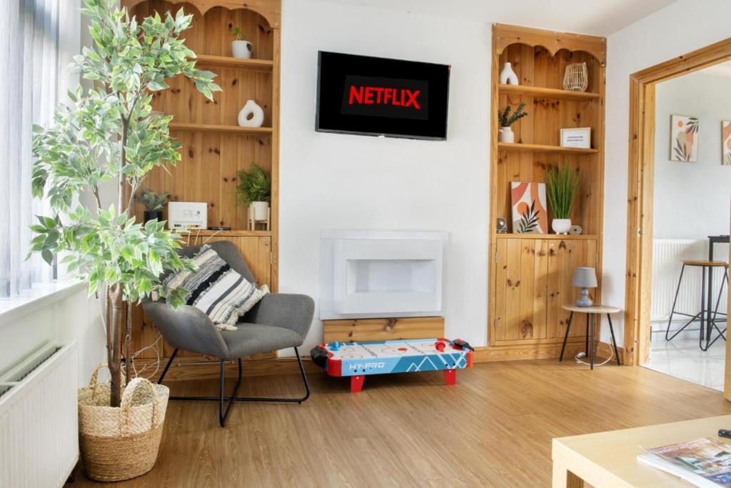 Spacious 3-BR Getaway Soak in the Private Hot Tub, Nottingham