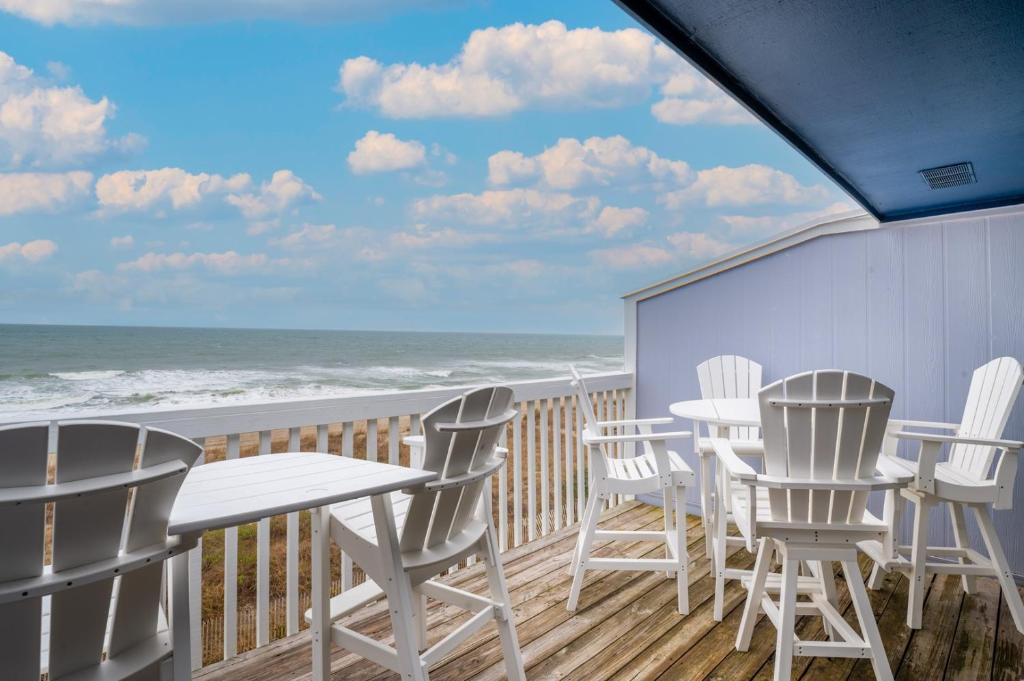 Oceanfront Condo with pool - Walk to the Tiki Bar, Carolina Beach