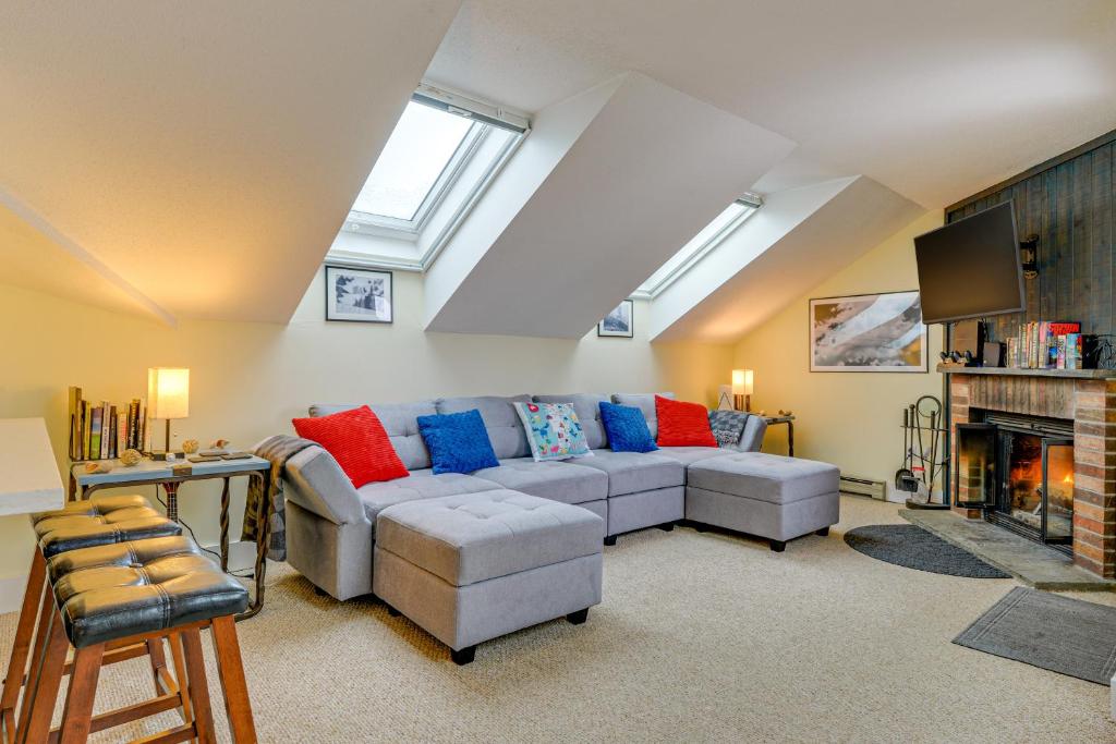 Walk to Mount Snow Resort Unit with Pool and Hot Tubs, Dover