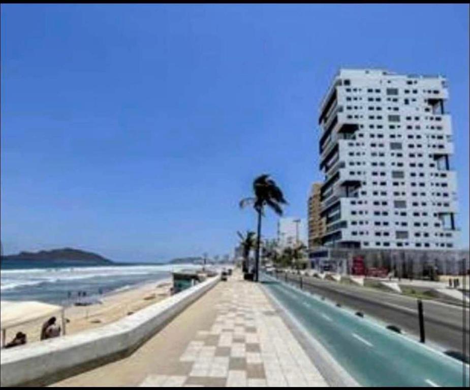 Departamento a pie de playa con alberca infinty en último Piso - 3