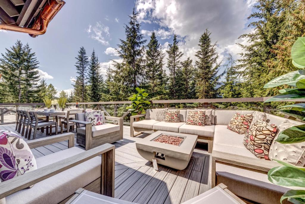 Pinnacle Ridge 05 - Ski In Ski Out, Private Hot Tub, Gas Fireplace, Whistler