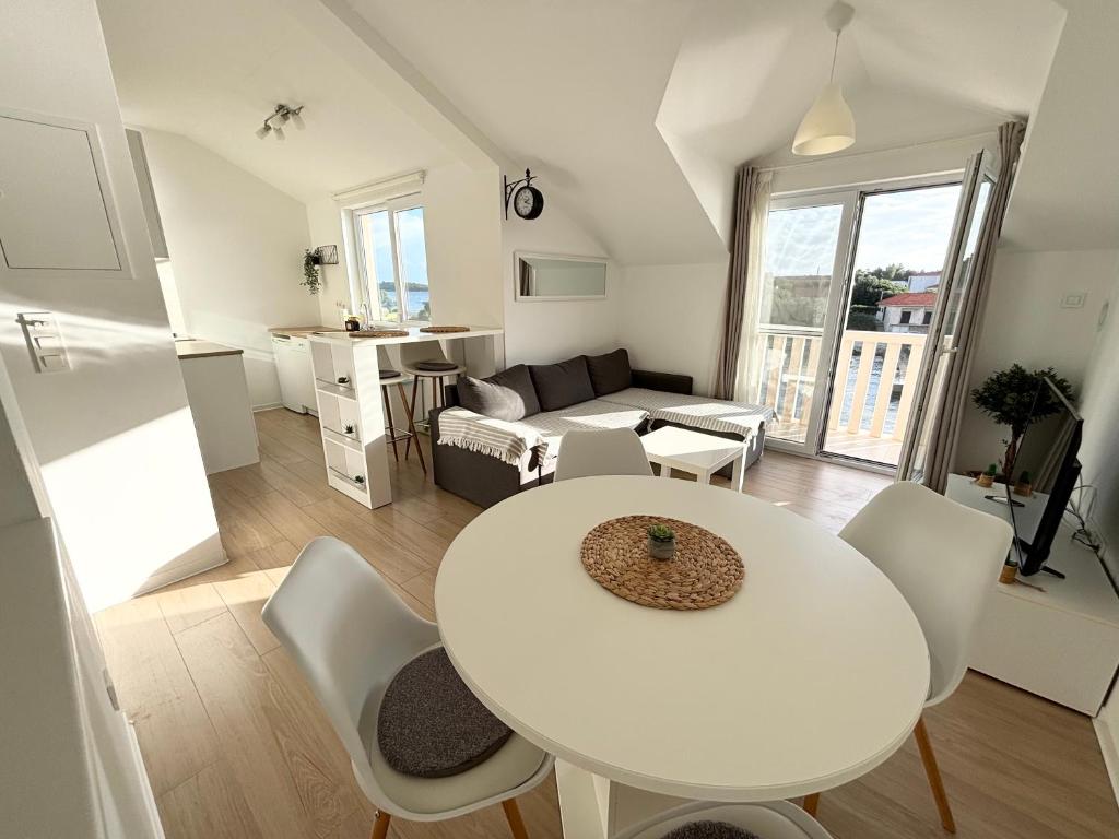 Seaview apartment Sara, Blato