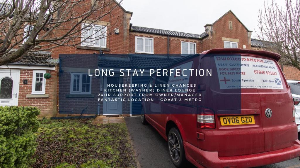 Dwellcome Home Ltd 3 Double Bedroom House, Private Estate, Driveway Parking, Fast WIFI, Ideal for Long Term Contractor, etc Stays, 3 miles 7 mins drive to Nissan, 15 mins to Sunderland Newcastle, Regular Housekeeping Options - See Our Site for Assurance, Boldon
