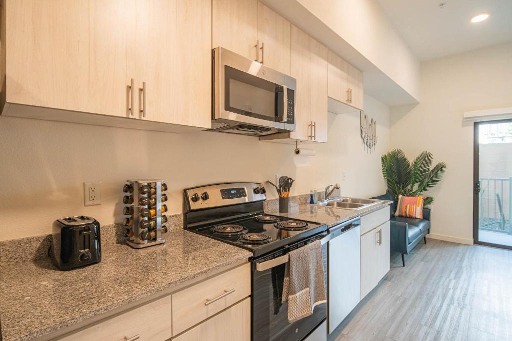 Sunshine & Serenity! Large Pool and Fitness Center, Phoenix