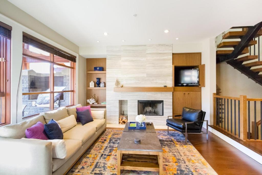 07 Fitzsimmons Walk, Whistler