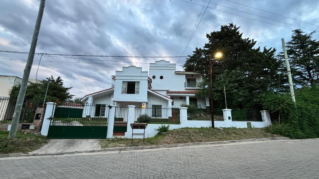 Gran casa en Villa Del Lago - 1
