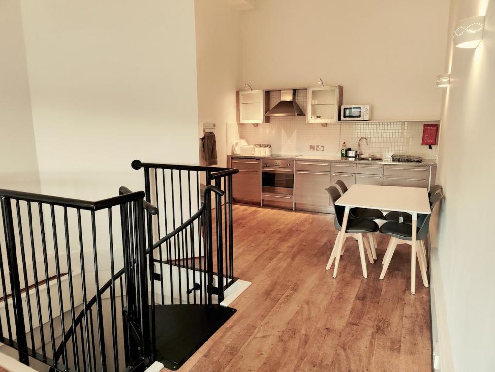 PENTHOUSE APARTMENT - FREE GARAGED Parking - BALCONY - GYM, Dewsbury