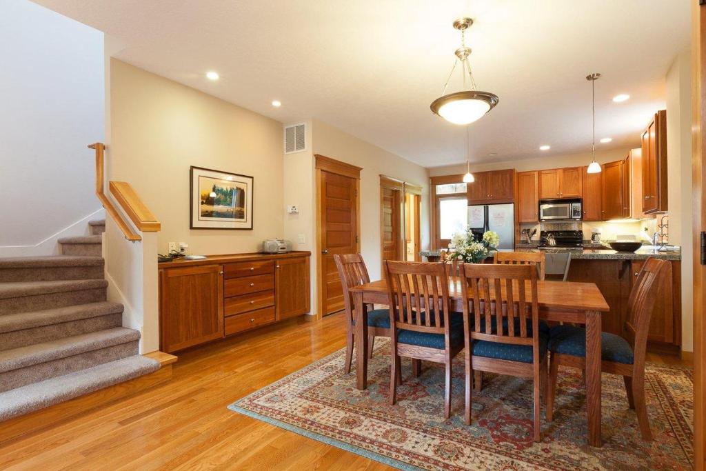 Columbia West 30 day minimum, Hood River