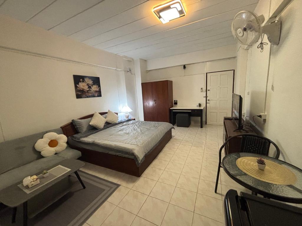 Monkey Apartment 4, Pláž Patong