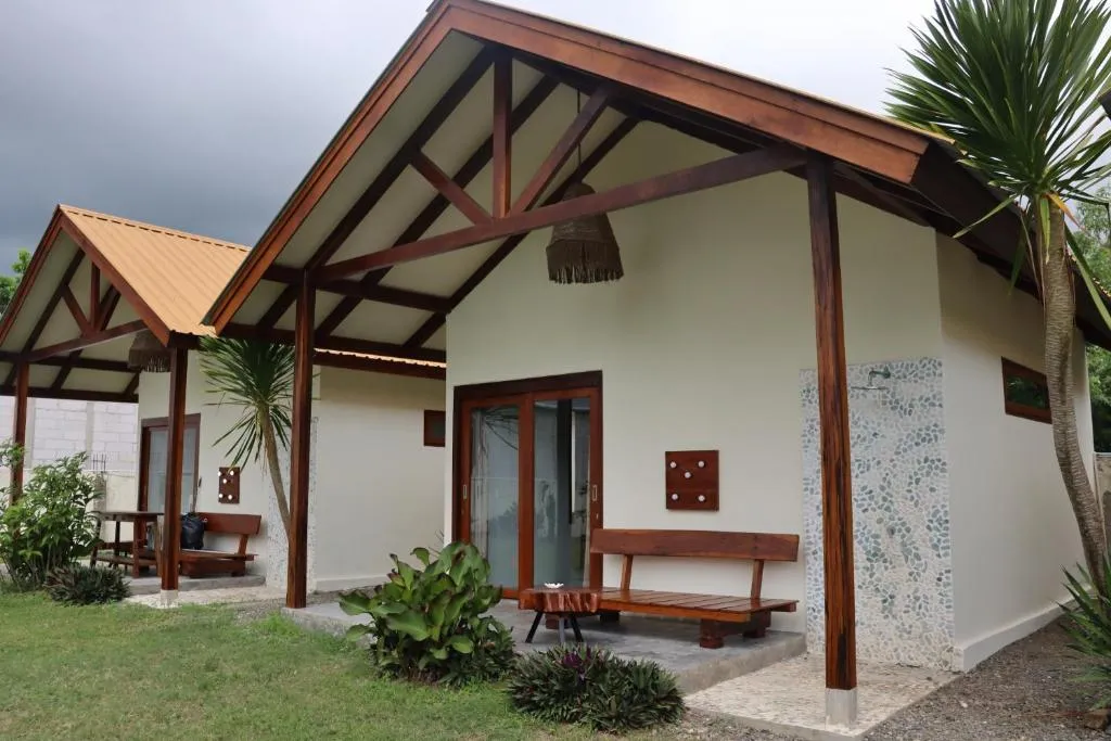 OUTSIDE bungalow, hotel in Sekongkang