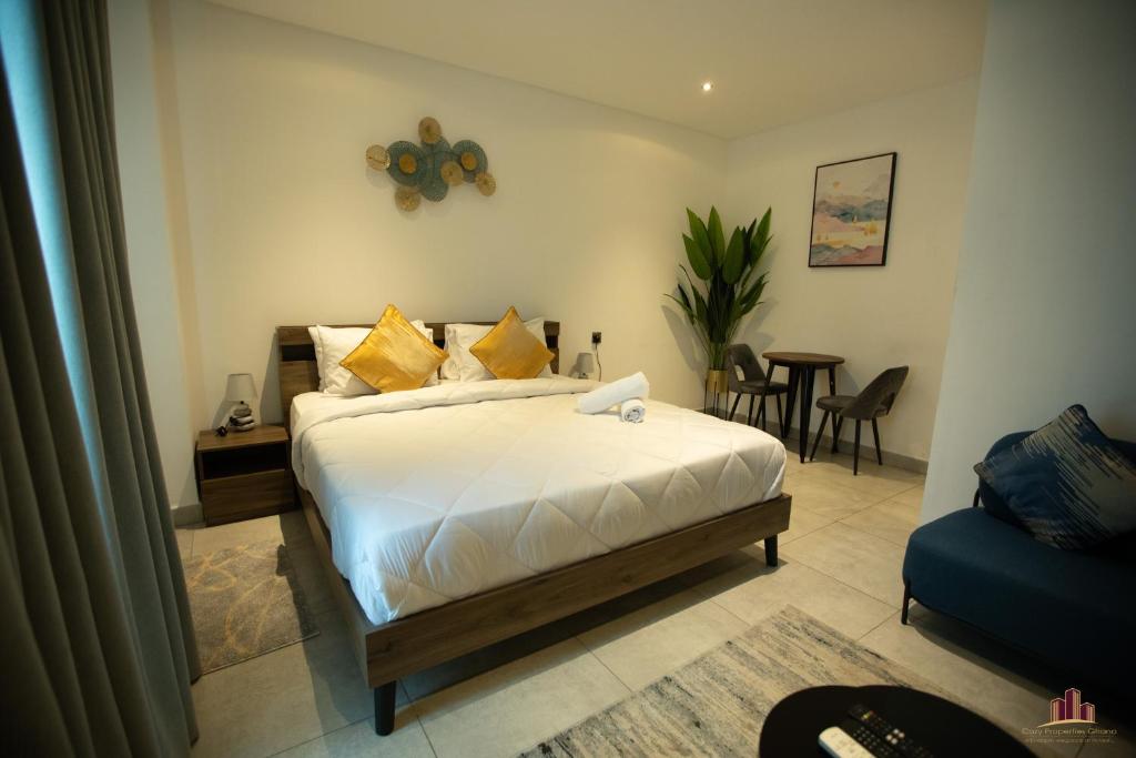 The Lennox Cozy Abode, Akra