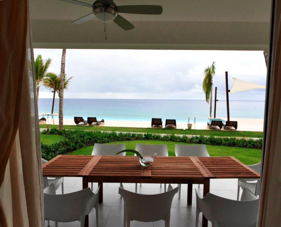 Balcony/terrace, Infiniti Blu Luxury Ocean Front Condos in Sosua