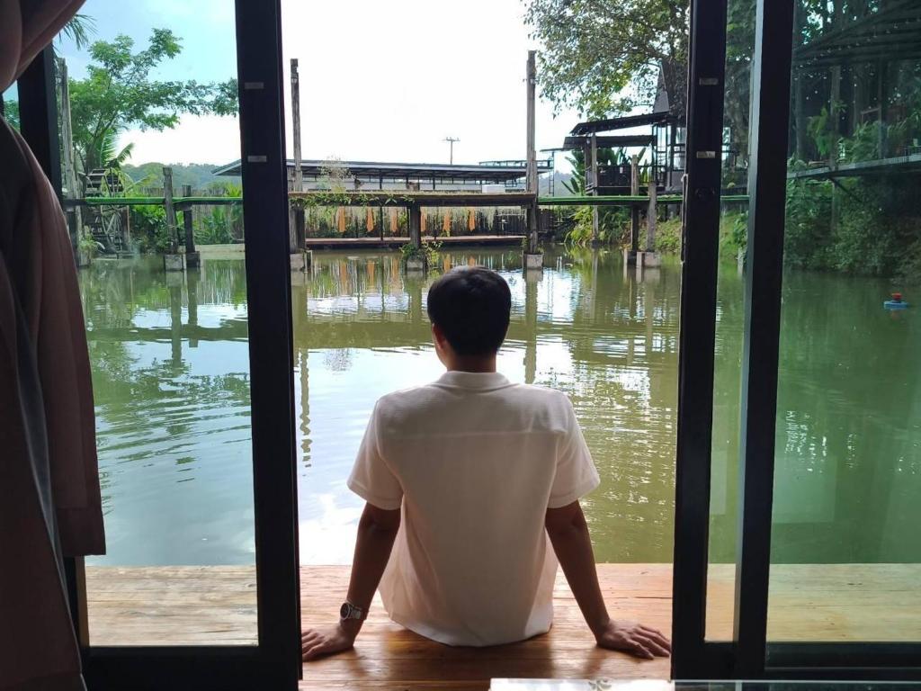 Lakeview01, Ban Pong Din