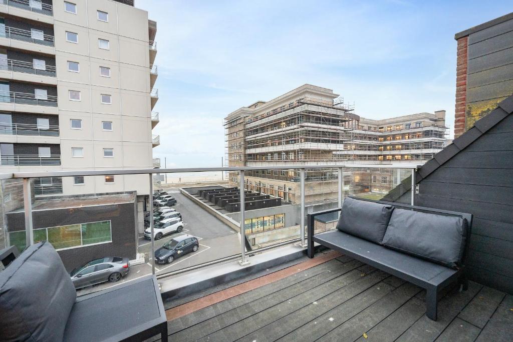Penthouse apartment with spacious terrace & sea view, Ostende