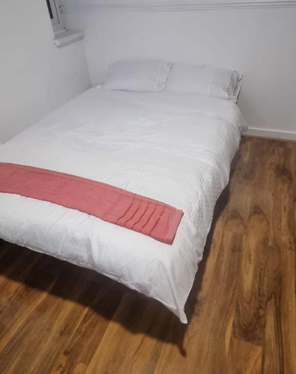 Studio Flat in London, Slades Green