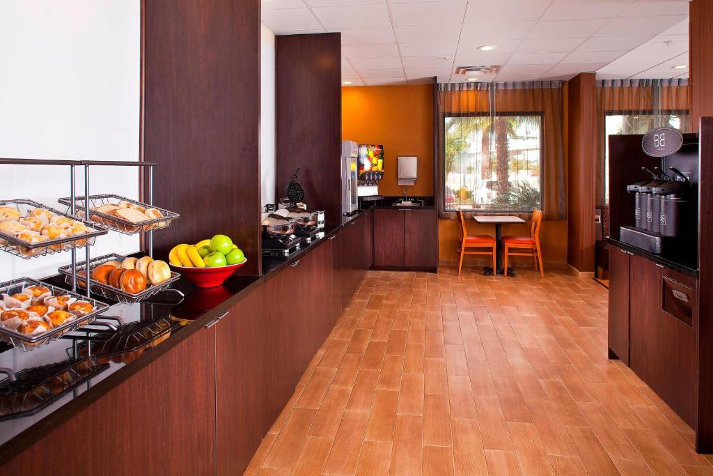 Food and beverages, Fairfield by Marriott Inn & Suites Houston Hobby Airport in Houston (TX)