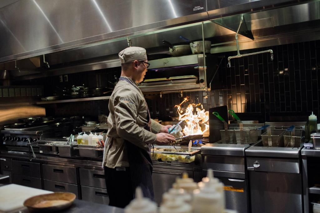 Restaurant, Delta Hotels Burnaby Conference Centre in Burnaby (BC)