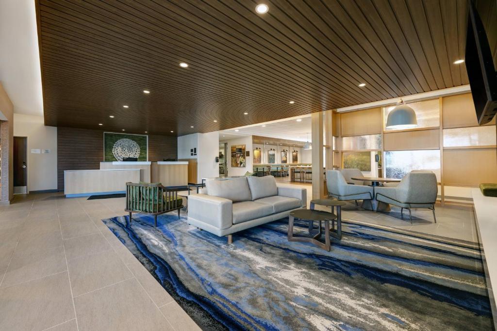 Fairfield by Marriott Inn & Suites Milwaukee Brookfield フロント・ロビー