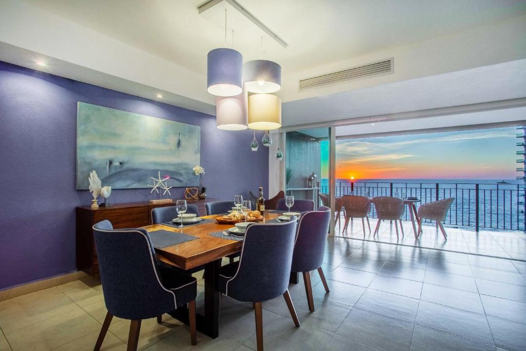 Luxurious, Beachfront 2bed/2 bath Condo with Designer Finishes, Puerto Vallarta