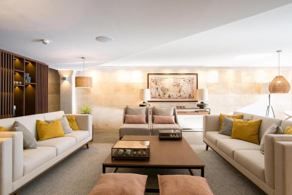 Four Points by Sheraton Sesimbra フロント・ロビー