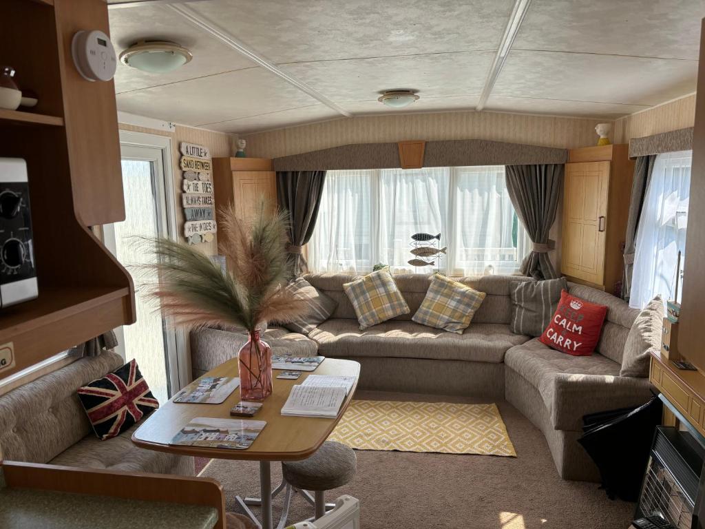 2-Bed Ingoldmells Caravan - Pet Friendly & Decking, Skegness