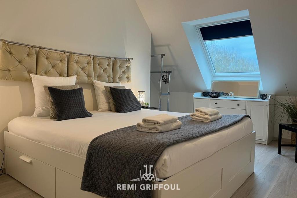 Les 4 éléments 4 Balcony Elevator & Private Parking Sleeps 4 - 5