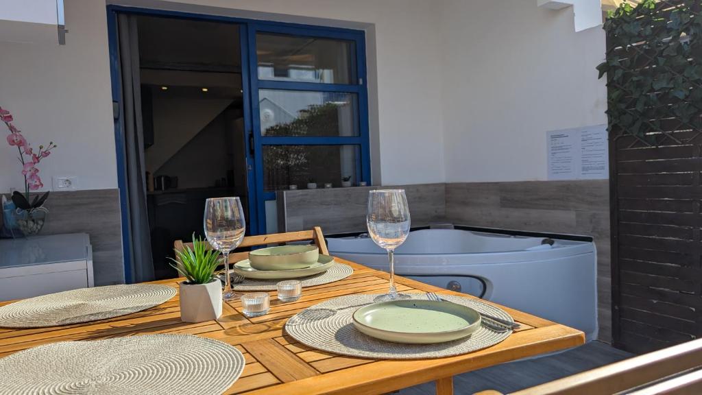 Cosy Bungalow with Terrace & Jacuzzi - 4