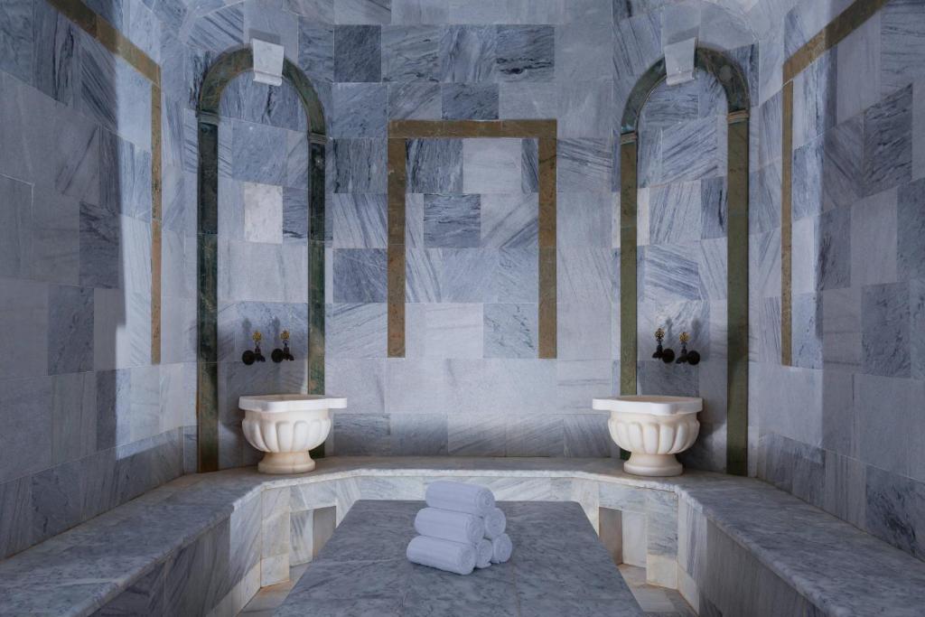 차그카조르 메리어트 호텔의 고급스러운 실내 수영장 이미지