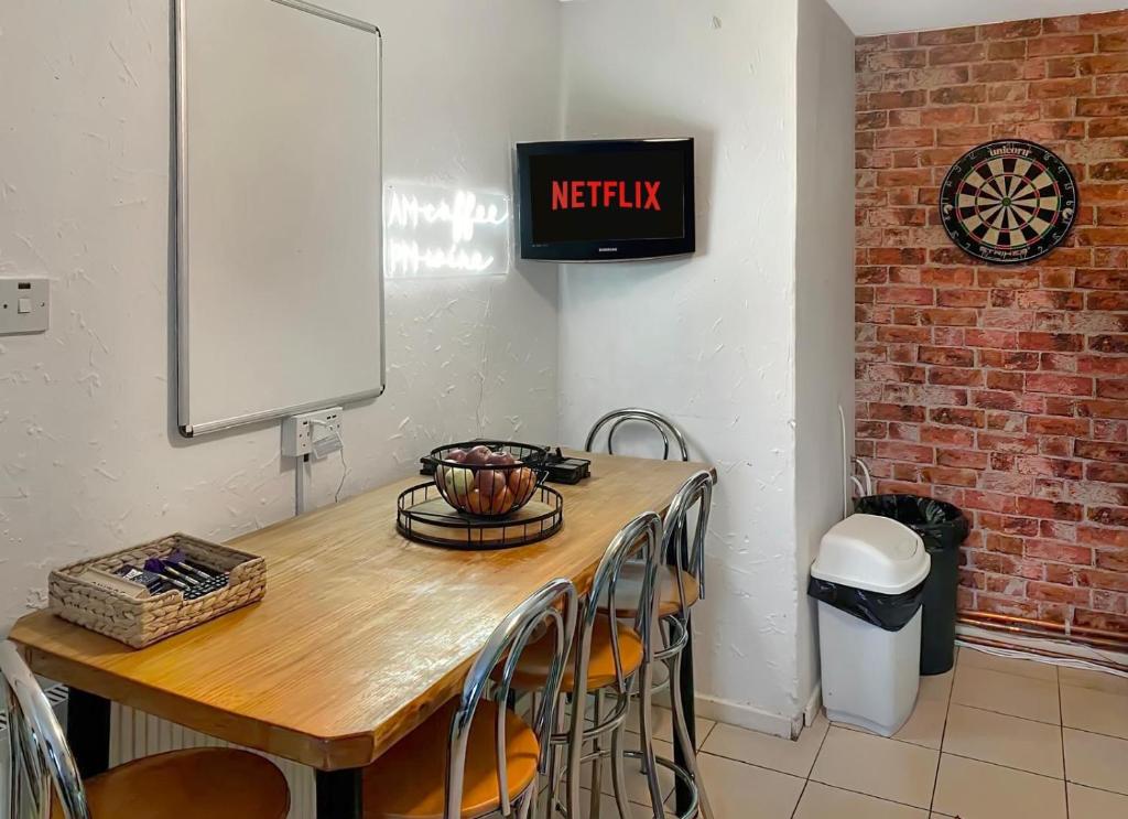 Budget stay - 5 Rooms - Private parking, Wolverhampton