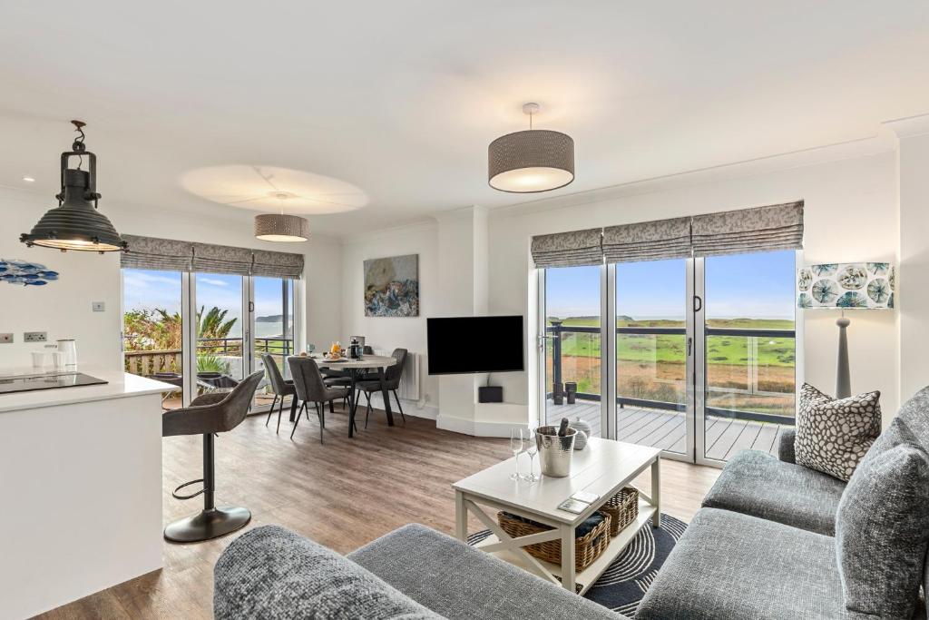 Blue Horizon - Spectacular Coastal Views, Penally