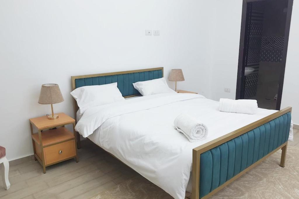 Spacious 3 Bed with Pool, Close to Malls, Káhira