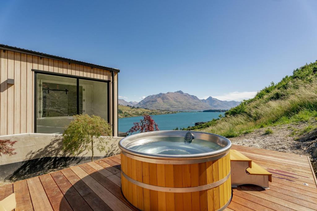 Lake Panorama - Queenstown Holiday Home, Queenstown