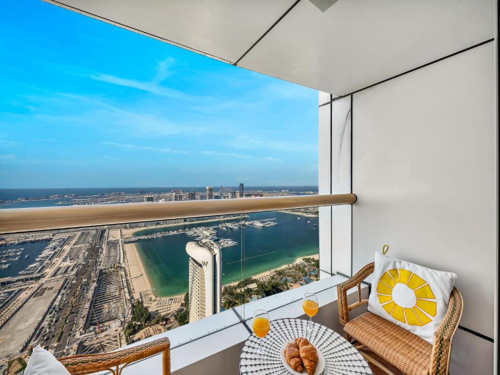 Iconic Palm & Sea Views on 58th Floor Skyline Apt, Dubaj