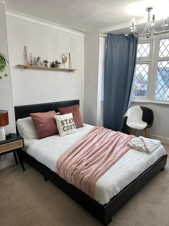 Spacious 4 Bedroom Contractors Friendly Home in Coventry Near Jaguar Land Rover & City Centre, Whitley