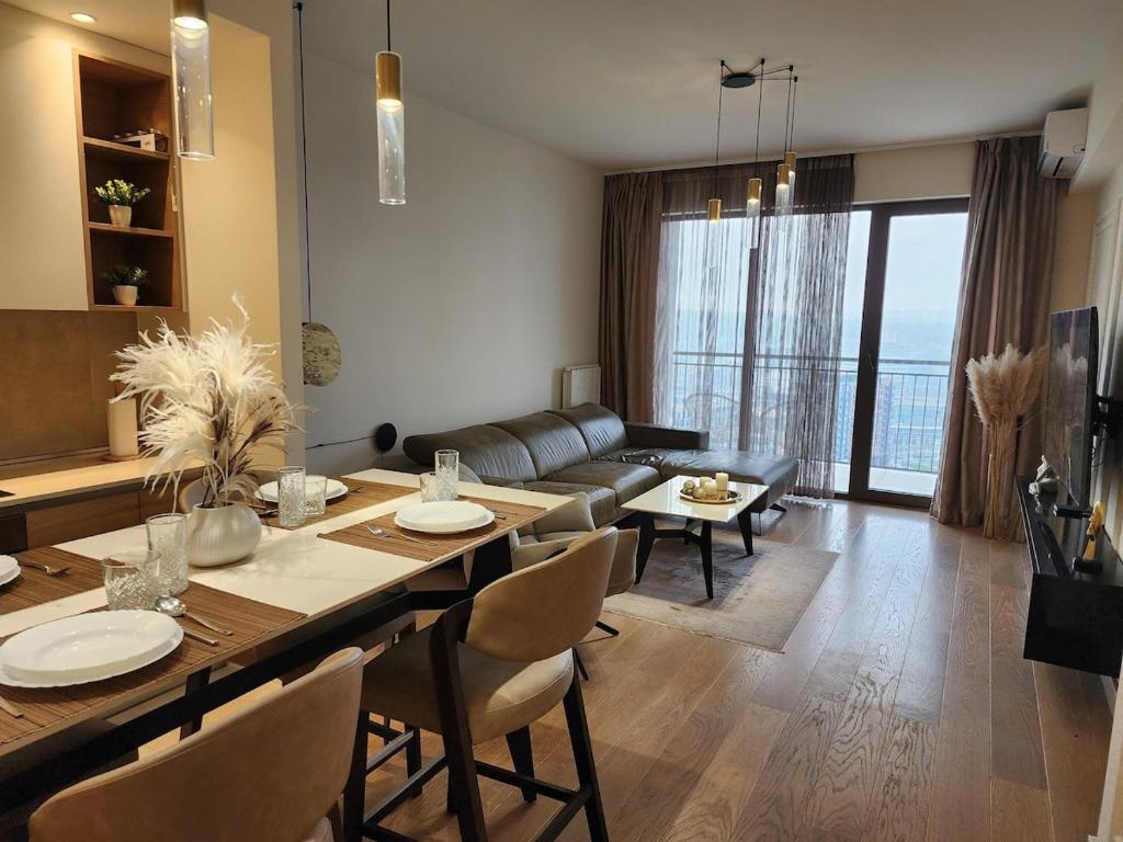 BW SkyVerde on 21st - River & Tower View - 2