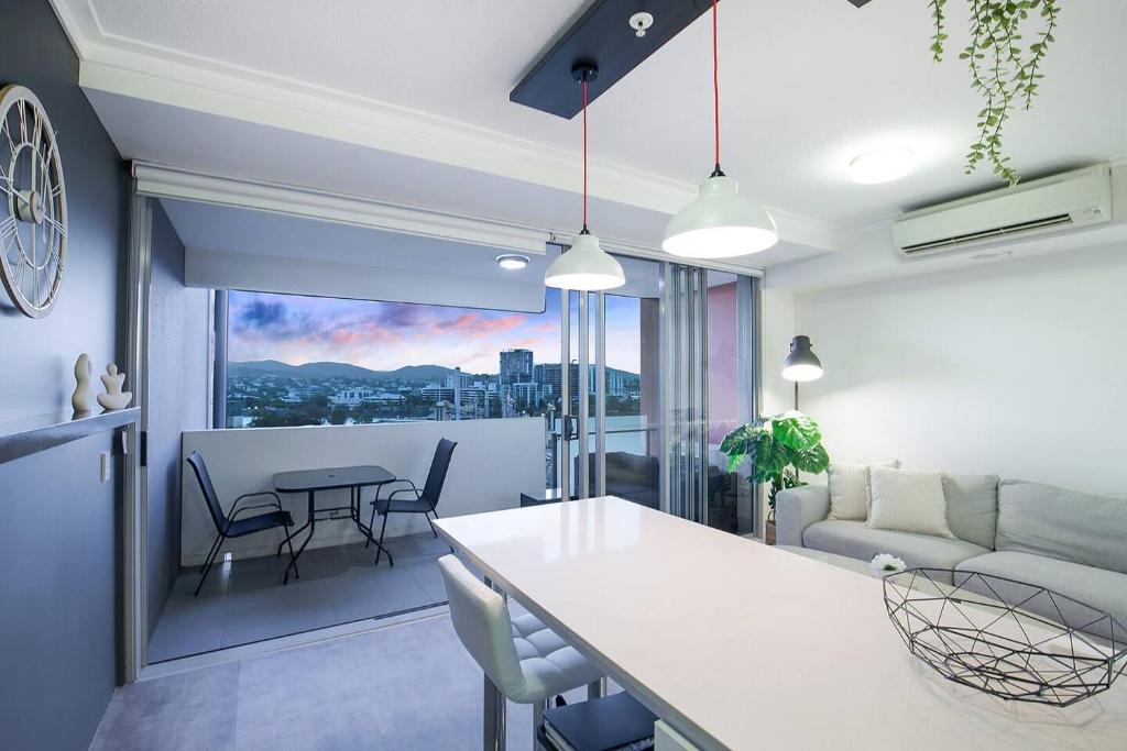Boundless Horizons - Stylish Comfort & City Views, Brisbane