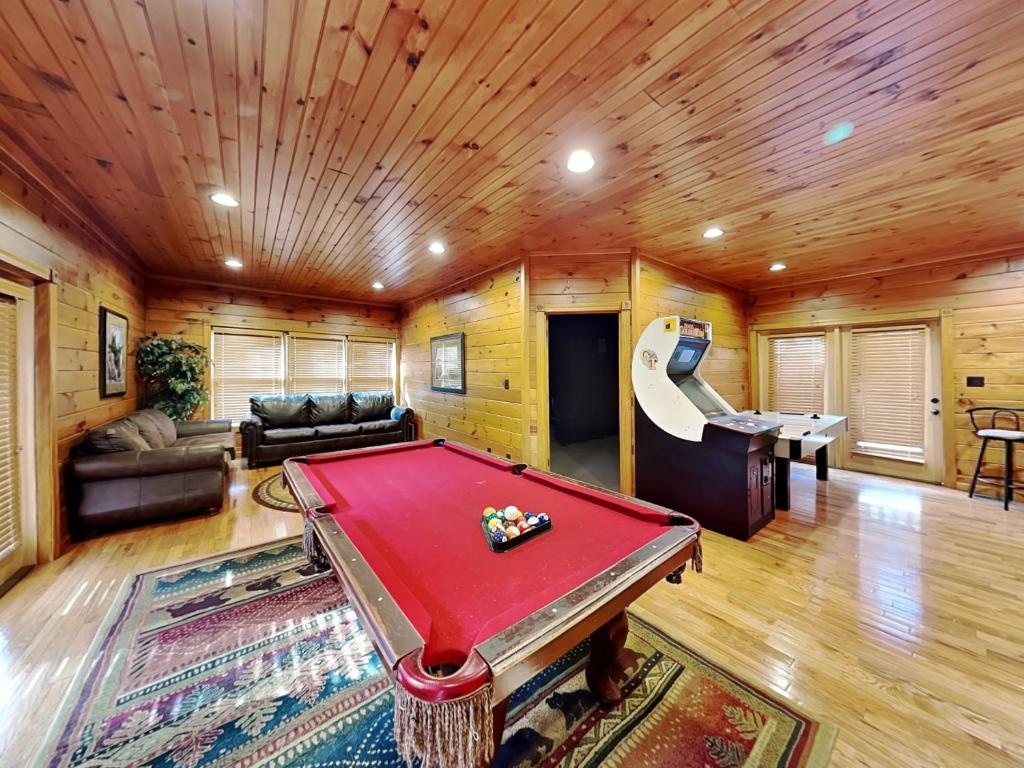 The Great Escape II, 5 Bedrooms, Sleeps 17, Game Room, Pool Access, Theater, Gatlinburg