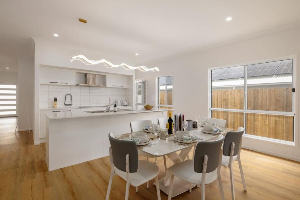 Spacious 4BR Modern Home by Parks and Forest, Greenbank