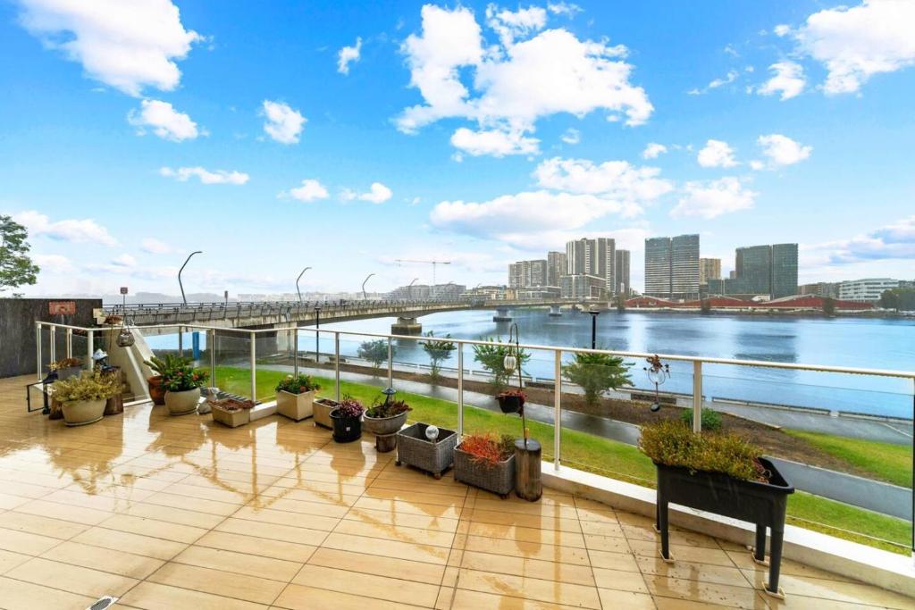 Superb water view APT in Rhodes, Sydney