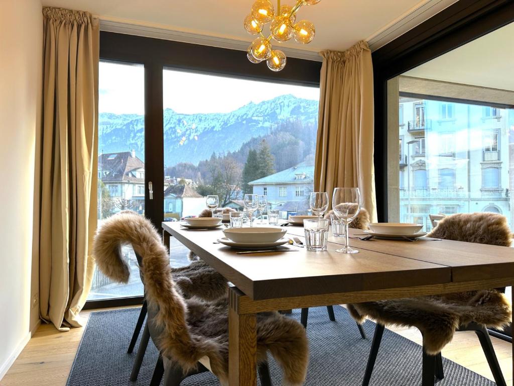 SwissHut Modern 5min Interlaken West Station - Apart. Rugen 2, Interlaken