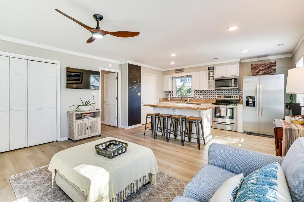 3 Blocks to Beach Access Coastal Carolina Apt, Kure Beach